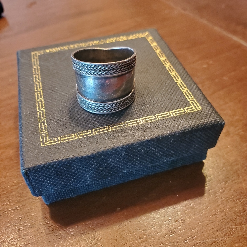 Vintage Tibetan Silver Tone Hammered Wide Cigar Band Ring